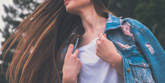 Mujer con el cabello liso al viento