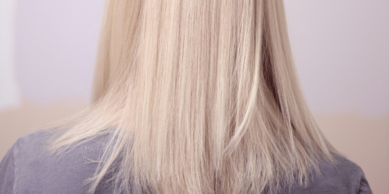 Mujer rubia con el pelo liso