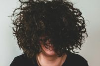 Chica de pelo rizado