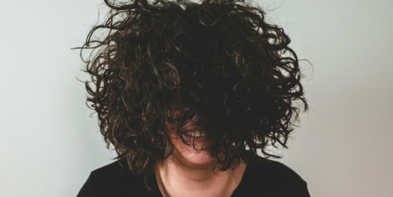 Chica de pelo rizado